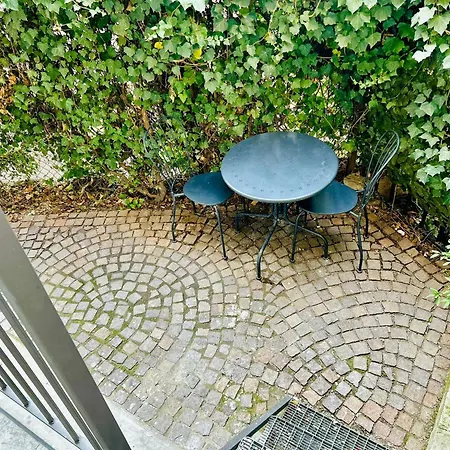 Lovely 2 With Small Garden Daire